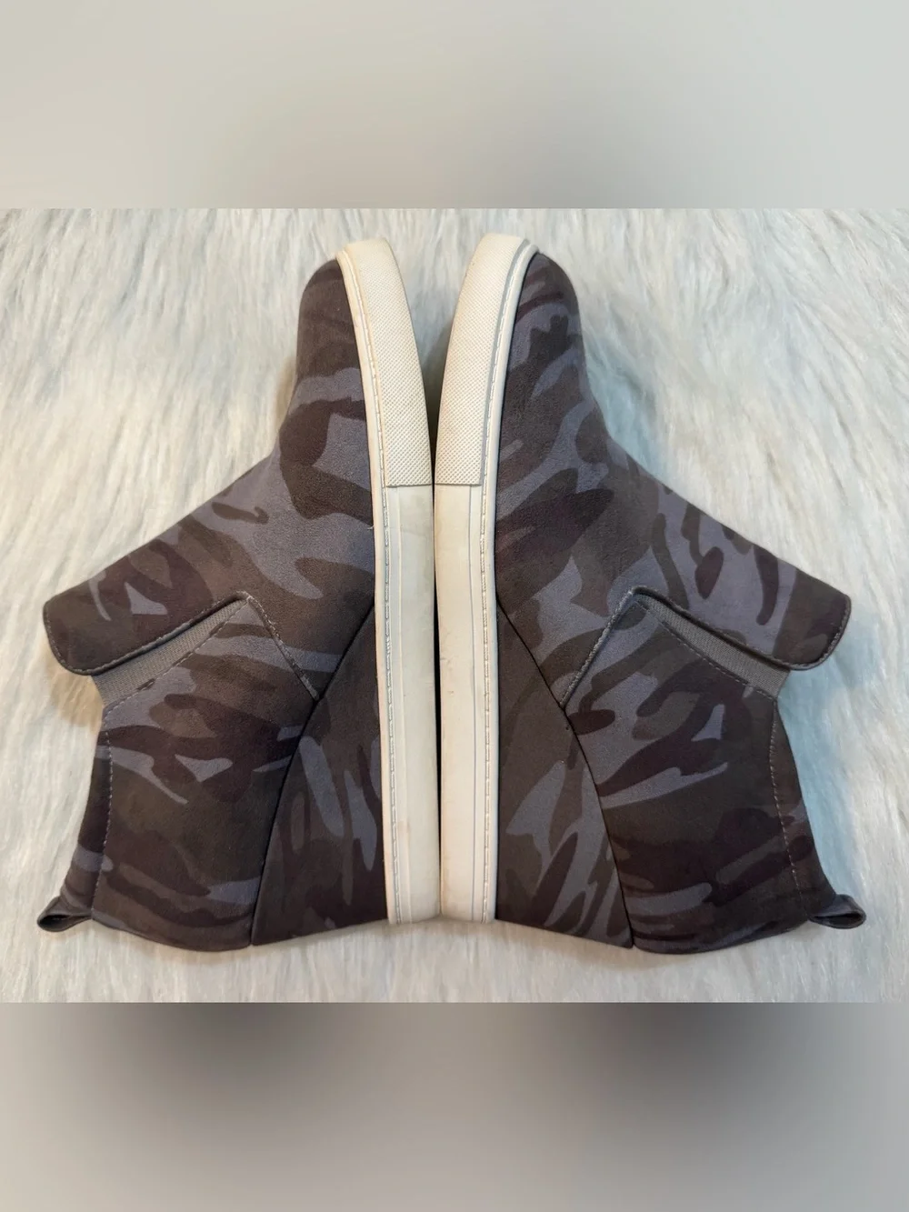 Ladies Susina Camouflage Print Wedge Sneakers Faux Suede Grey Multi Size 8 GUC